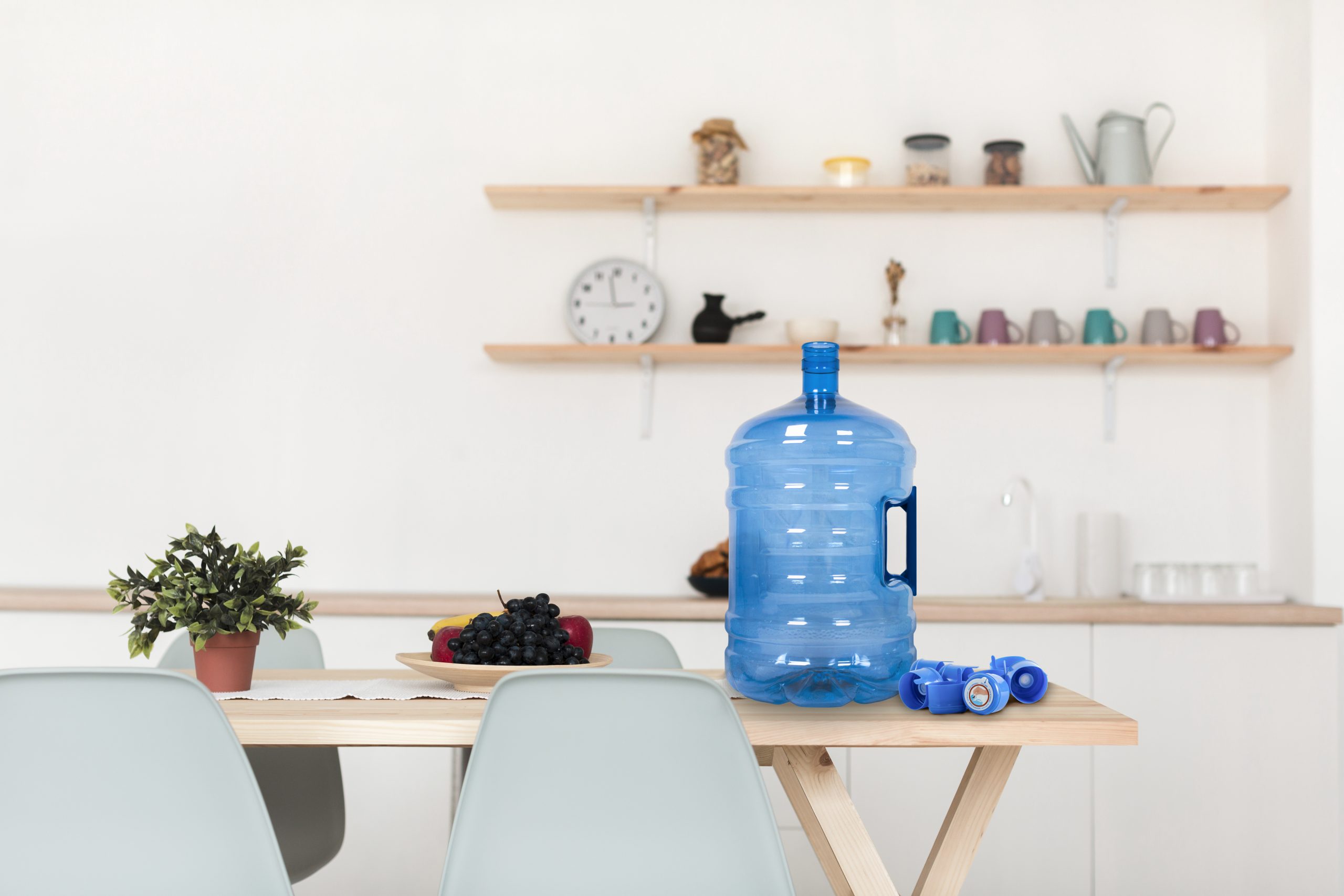 Embotellado, como Garrafas de agua de varios tamaños y tapones de 5 galones.